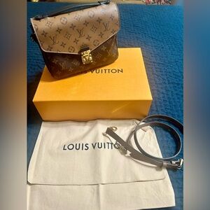 Pochette Metis Reverse Monogram Canvas
Crossbody Bag